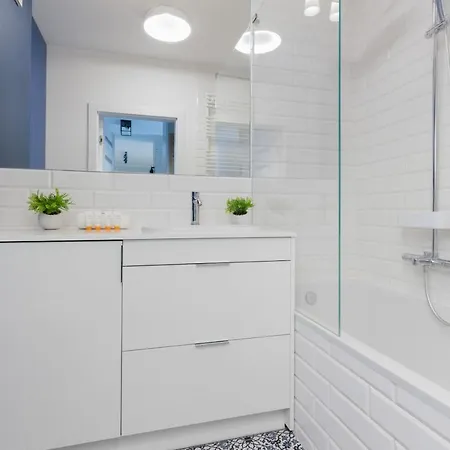 Trendy With Ac And Parking In By Renters Varsavia