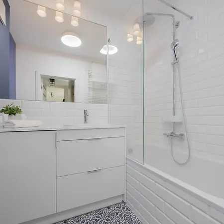 شقة Trendy With Ac And Parking In By Renters