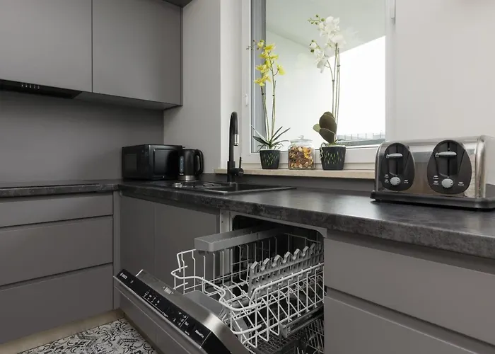 Trendy With Ac And Parking In By Renters Varsó