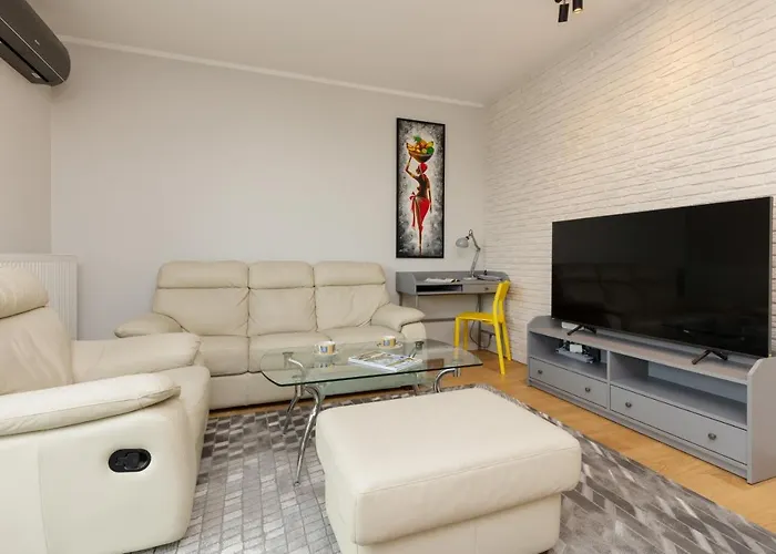 Trendy With Ac And Parking In By Renters Varsó